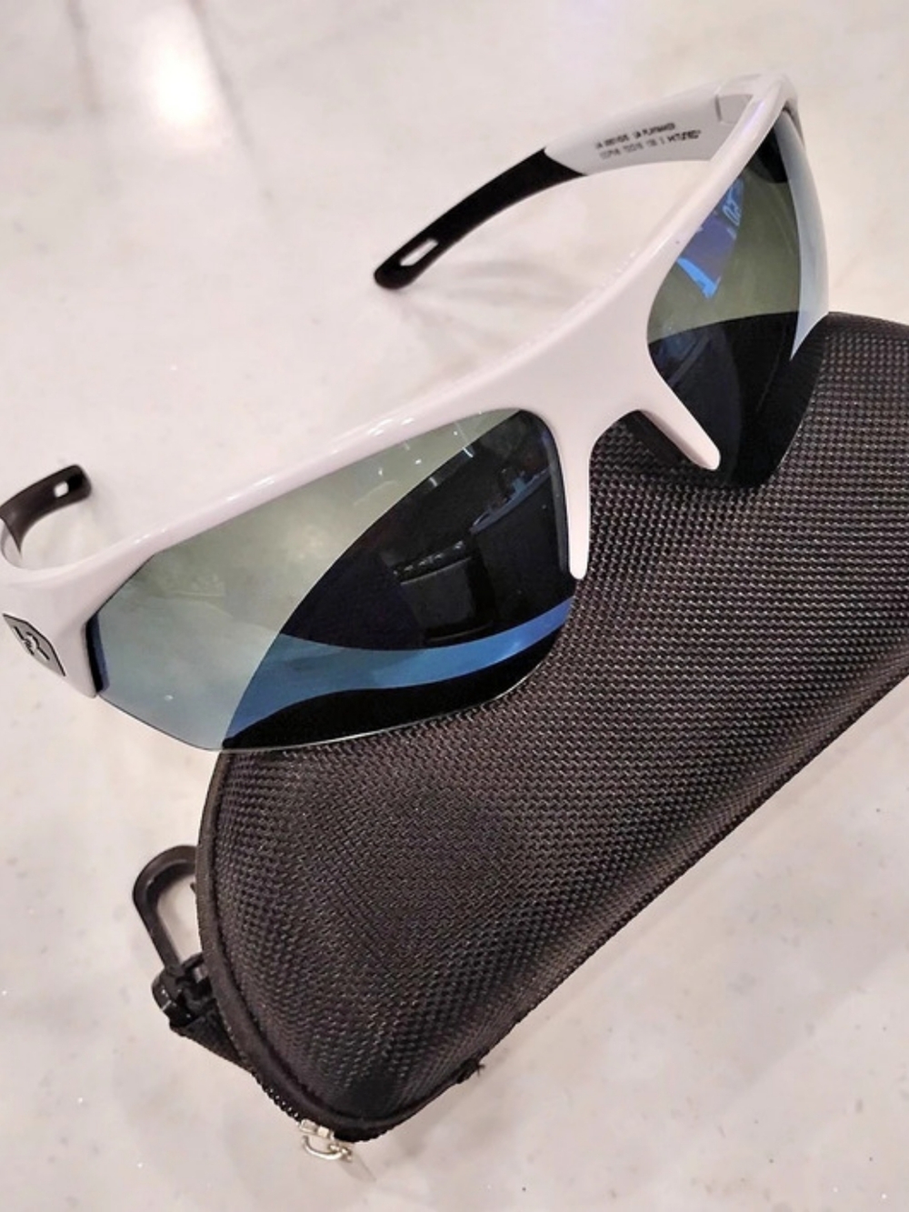 Under Armour Sunglasses White & Black Like New